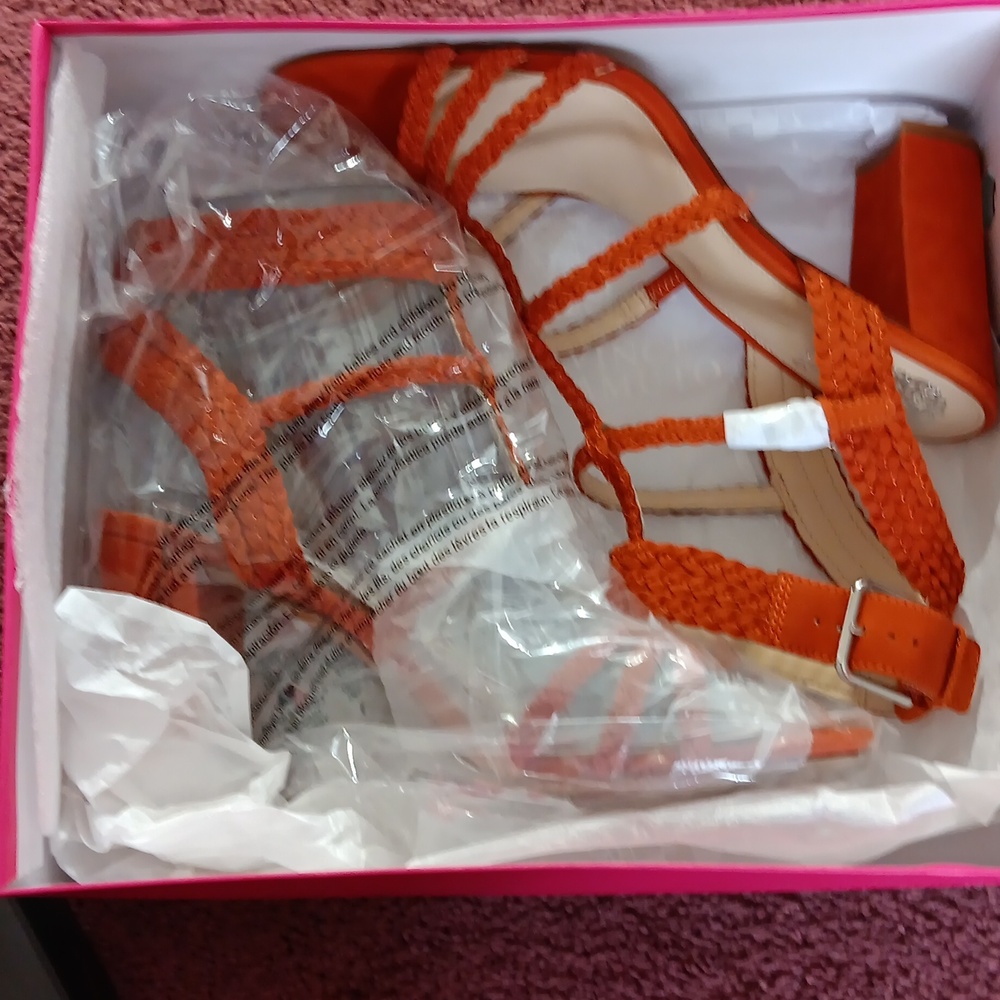 NWOT Vince Camuto Orange Wechella Sandals